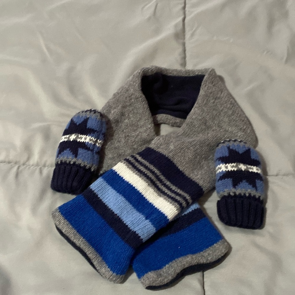 Janie & Jack infant mittens 0-6 months and baby Gap scarf